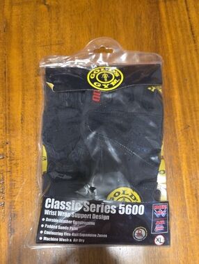 Gold's Gym Classic Series 5600 Black Wrist Wraps Fingerless Gloves